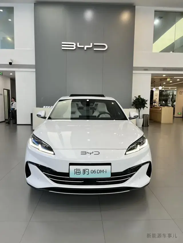 比亚迪海豹06 DM-i，9.98万起，续航2100km价格腰斩引发市场震动