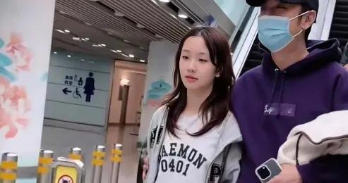 45岁张丹峰带孩子度假机场被偶遇 女儿长腿抢镜 身形和妈妈洪欣很像
