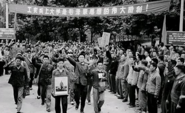 1977年恢复高考：试卷简单到小学生都会？为何录取率不到5%？