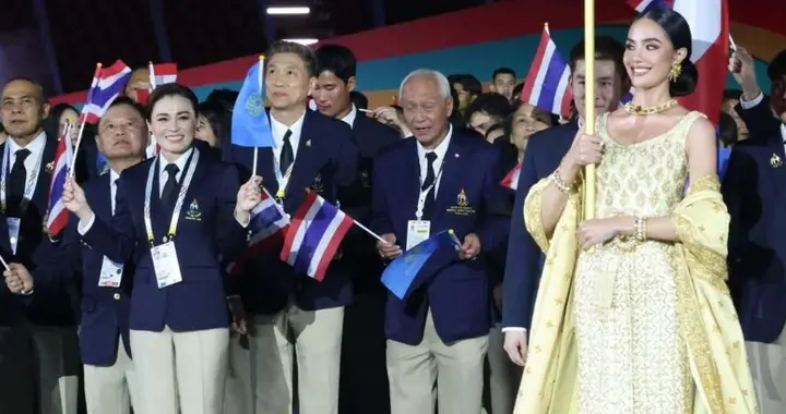 泰国王后出席东南亚运动会开幕式！扎马尾辫穿运动鞋，还戴着孝袖