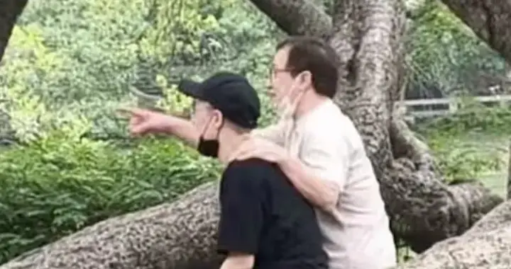 72岁成龙与43岁房祖名同游惠州苏东坡祠，父子坐一起休息场面罕见