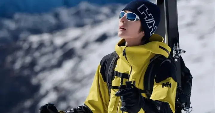 王一博滑雪广告公开，标记一处出片地点！双板滑雪，帅爆了！