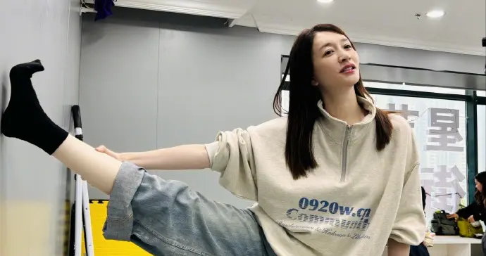 李小冉练习室压腿美图