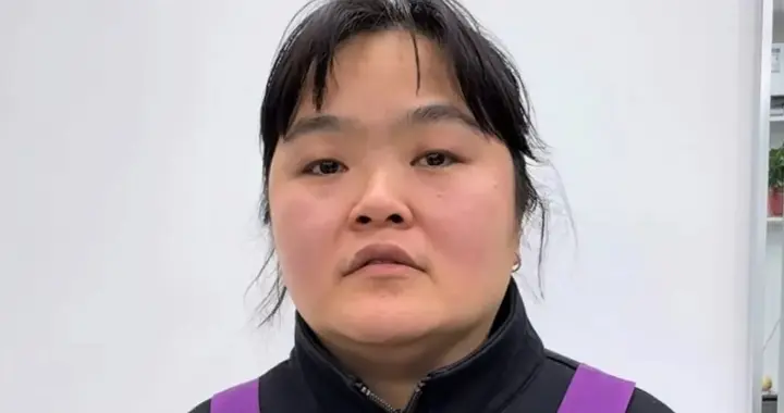 网红理发师晓华发视频维权，称上百个账号盗其视频卖假货；此前因“听得懂话...