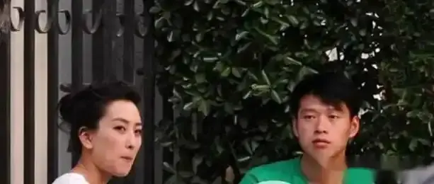 曝秦岚和魏大勋秘密同居，两人轻车熟路似夫妻，不在意女大男10岁