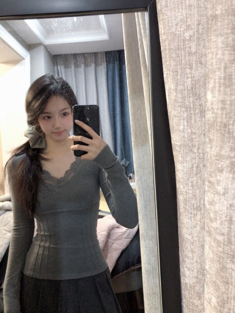 法式后背蕾丝拼接灰色v领上衣女早春穿搭韩