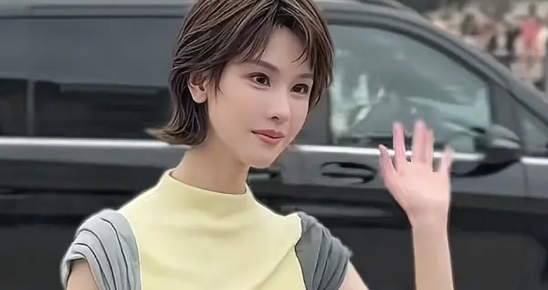 陈都灵章泽天同时现身巴黎时装周 一个短发惊艳 一个女大佬气质爆棚