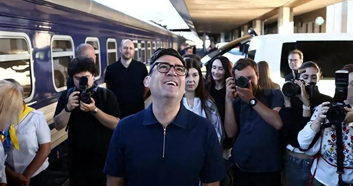 乌军选择清晨突袭！英荷大手介入，这一次，炸瘫俄六座城镇