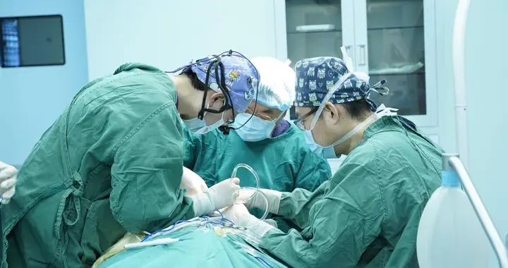 男子眼突竟是藏了3.5厘米肿瘤，爱尔眼科专家精准“拆弹”保光明