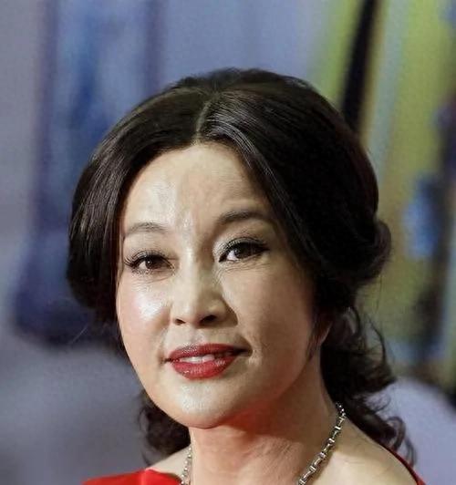 75岁刘晓庆操作太意外，和往日判若两人