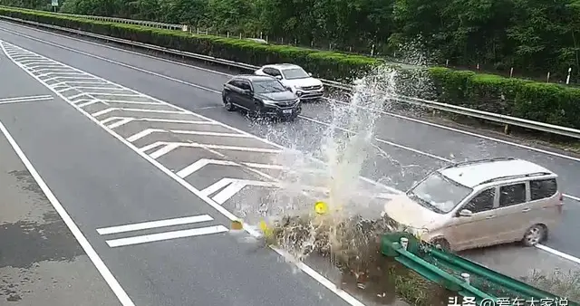 时速120爆胎：做对这3点，大大提高生还概率！