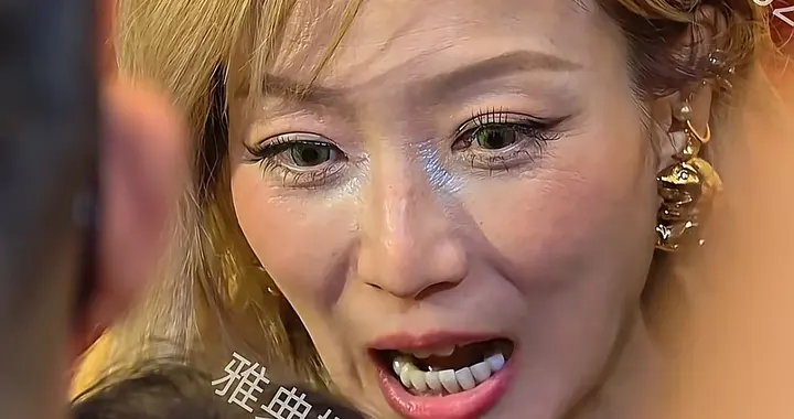 郑秀文并没有网上夸的那么年轻漂亮，但胜在皮肤白脸上没有科技感