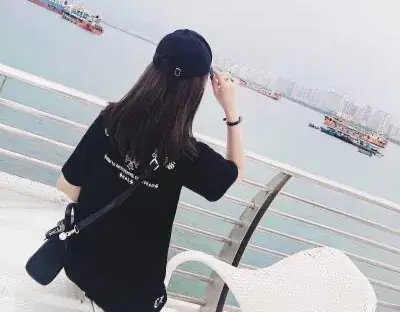 偷偷喜欢你的女人，不会直接说出口，但会向你发出这6个“信号”