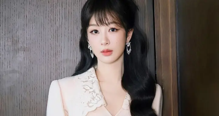 杨紫携Valentino高定亮相奇瑞，紫车衬佳人，复古优雅令人瞩目！