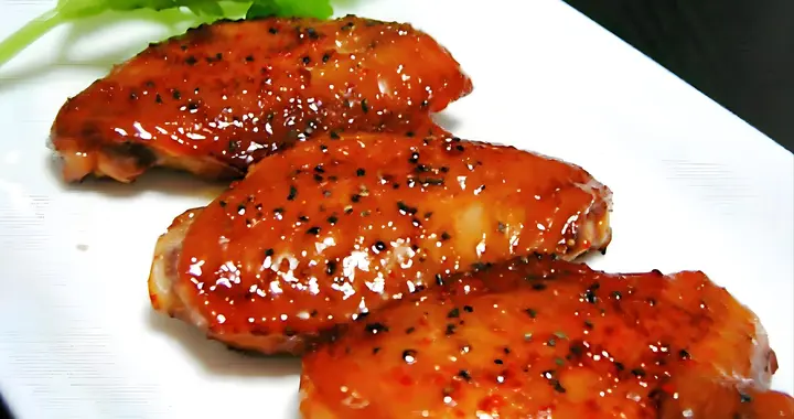 黑椒汁鸡翅：先煎后焖，酱汁浓郁，一口上瘾！