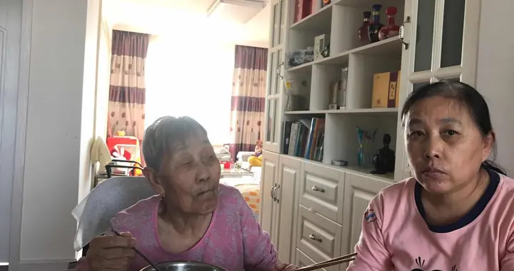 婆婆在我家养老，大姑姐说我照顾不周到，婆婆一句话让我泪流满面