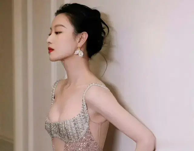 倪妮虽然瘦但是很性感，从侧面看身材曲线很完美