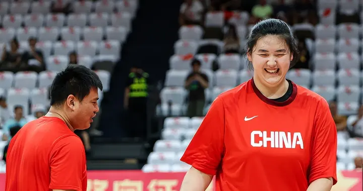 中国女篮：5次离谱失误，杨舒予当场黑脸！宫鲁鸣“心肝”被扫地