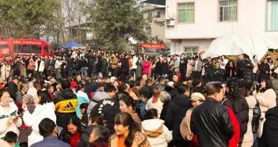 2026开年最暖热闹！合川女孩呆呆喊吃刨猪汤，这下文旅直接卷疯了