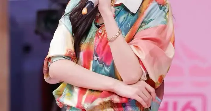 王鸥的气质不一般！一身印花衬衫套装，不俗反而时髦洋气！