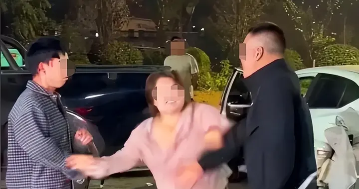 河北男子当街铁棍打小三，对方满头血不敢反抗，妻子阻拦女儿吓哭
