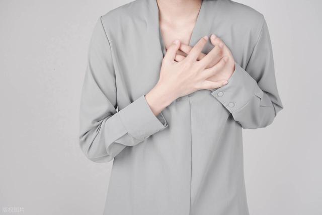 首诊房颤患者需要立即采取哪些急救措施？