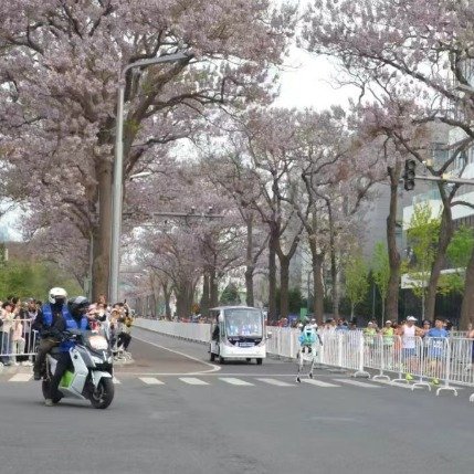 【程序员追不上自己的代码】<br />近日，北京亦庄人形机器人半程马拉...