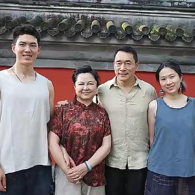优优时尚穿搭：丁海峰一家四口拍大片！迎来