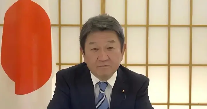 中日外长擦肩而过，日本外相强行上前搭话，得逞后立马大肆宣扬