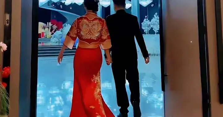 大衣哥前儿媳官宣订婚，未婚夫被指昔日小俊，真恋多年吗？