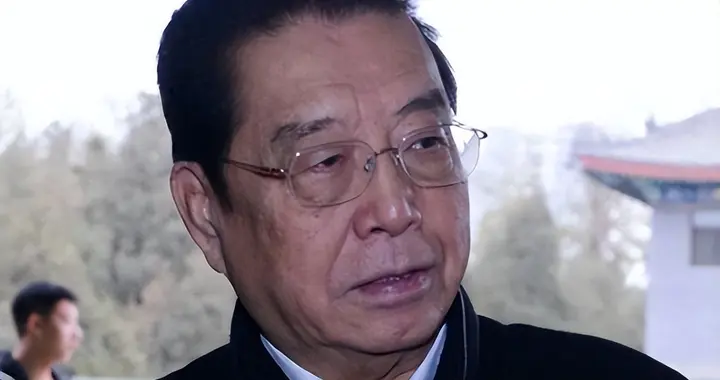 一月八万不够花？87 岁李双江不肯退休，妻儿缺席寿宴暴露婚姻真相
