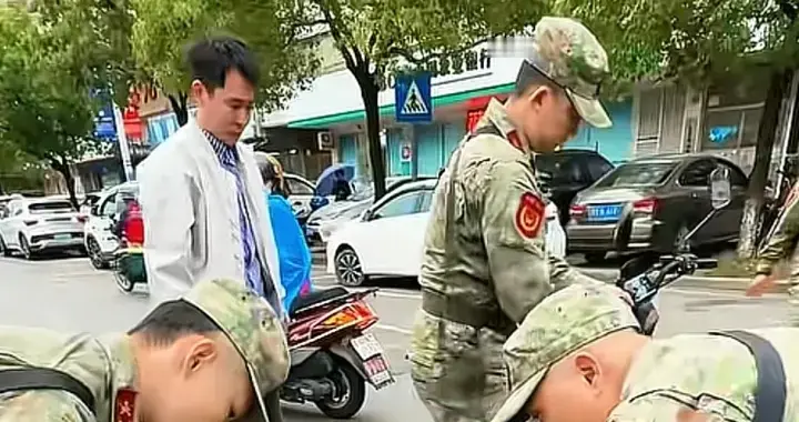 老人雨天摔倒海丰民兵暖心救助