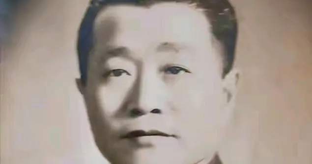 史迪威指着杜聿明怒吼：你不听我的命令吗？杜：我只对总司令负责