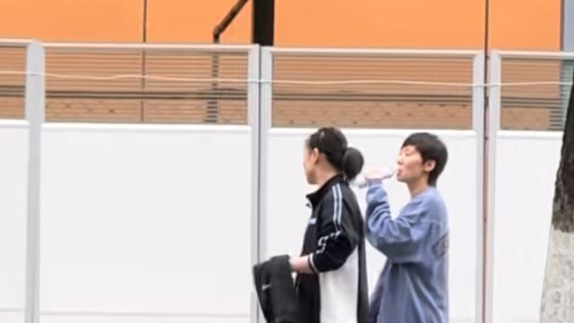 自由的鱼：成都封训的王曼昱下班了，和陪练