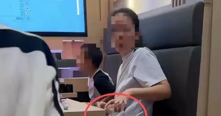 离谱！女子在餐桌明目张胆给孩子接尿，风波发酵后店方回应来了
