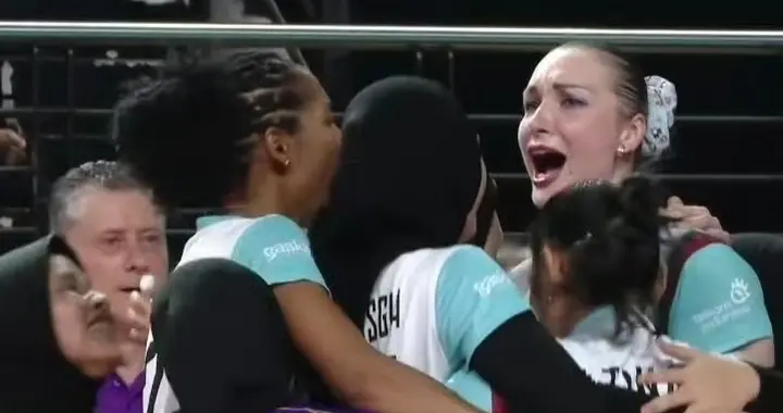 疯了！沃隆科娃5天转战两国，4场狂轰98分，赛后采访太真实