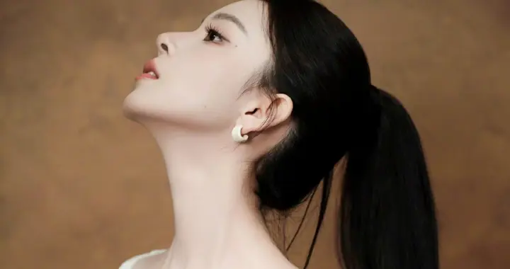 陈瑶纯白抹胸连衣裙