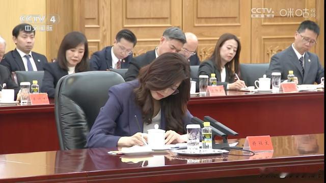 东吴微笑：郑主席在认真的听着讲话，专注的