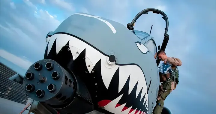 “疣猪”杀入战场，伊朗“小摩托”惨了，美国为何打出这张旧王牌