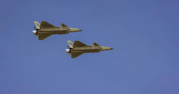 美国军媒称F-22比歼-20更强，但理由很滑稽：因为歼-20没有机炮