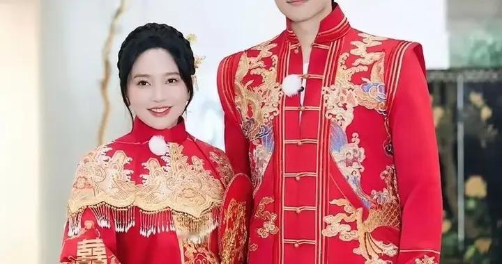 金莎穿中式喜服孕肚藏不住，小19岁丈夫精心准备五金，好会挑男人