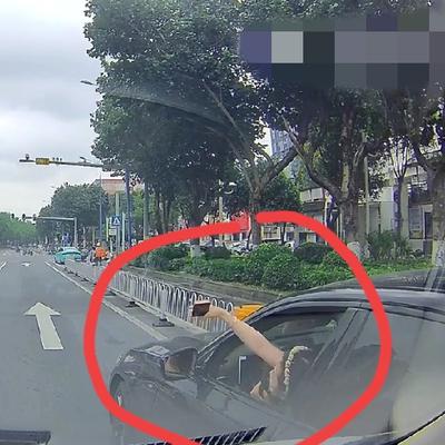 说三道四9002：广东广州。一名女子驾车