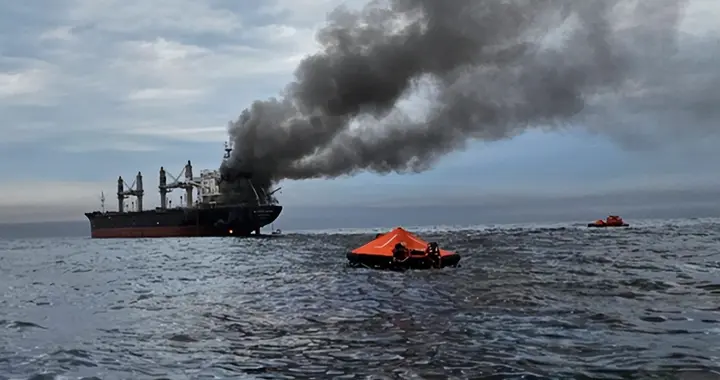 美国支持下油轮硬闯海峡，触雷爆炸！革命卫队：来一艘炸一艘