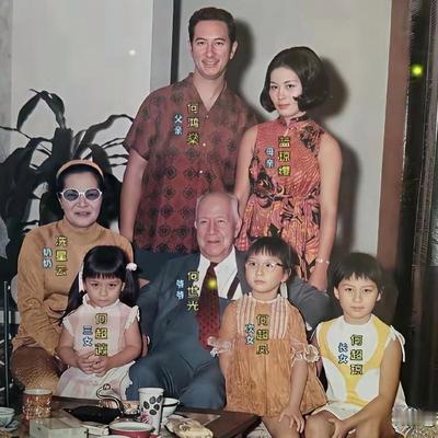 温顾：年轻时的何鸿燊领着二房看望父母时的