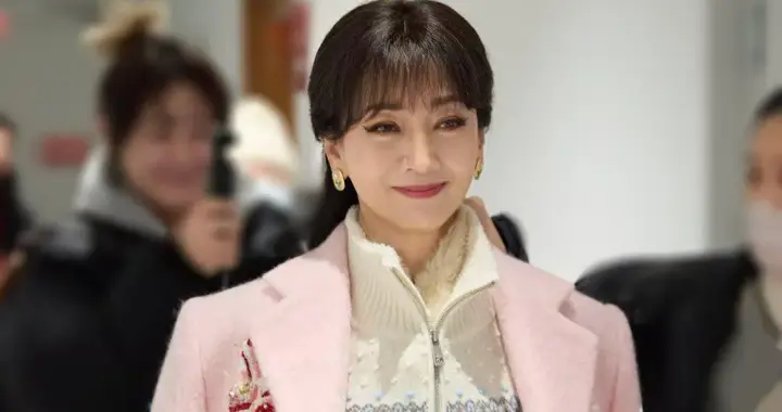 被赵雅芝的老年穿搭惊艳了！粉大衣提花毛衣半裙，时髦减龄高级！