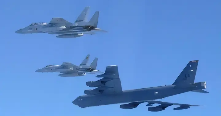 不到24小时，高市等来救兵！美军轰炸机现身日本海，中俄口径一致