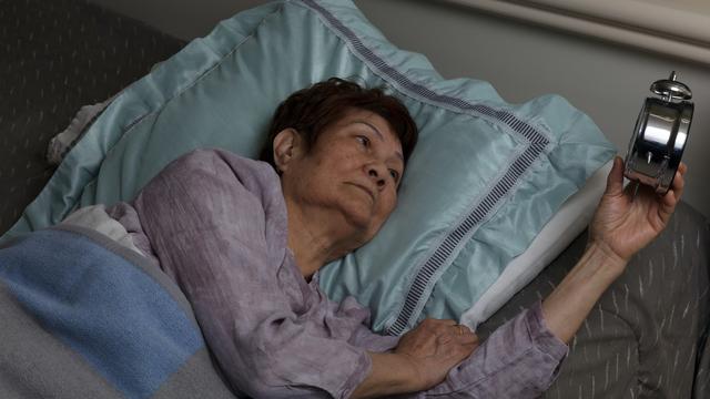 老人依赖安眠药入睡？三方专家解析真相，四招安心入眠