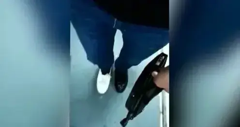 男子坐火车遇魔幻一幕！一觉醒来皮鞋少一只，竟是被上铺穿走了？