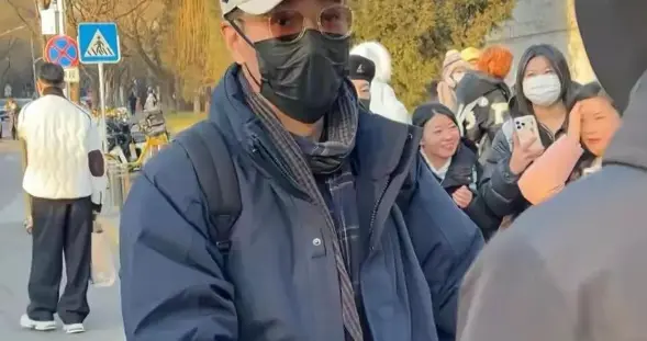 离春节不到2月，52岁辛柏青高调传出喜讯，朱媛媛终于可以放心了