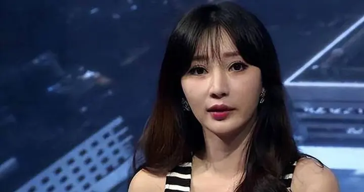母亲患癌，父亲去世，自己患病，46岁未婚未育的柳岩，太不容易了